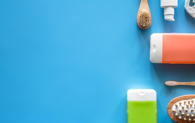 Foto composición de spa con ducha y productos de cuidado personal plano