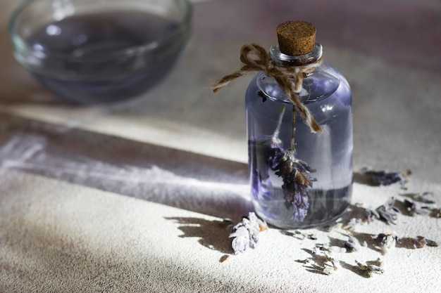 Foto composición de spa para un estilo de vida saludable con aceite de lavanda