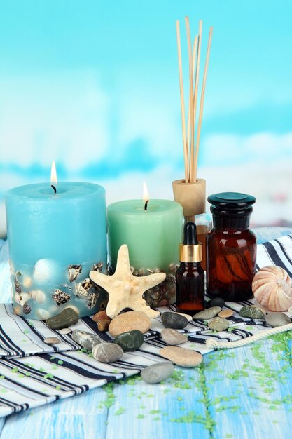 Composición de spa de mar en una mesa de madera sobre un fondo natural azul