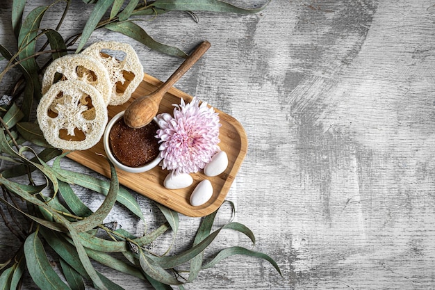 Composición de spa plana con productos para el cuerpo sobre fondo de hormigón con textura