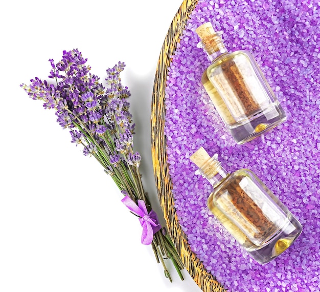 Composición de spa con primer plano de aceites esenciales de lavanda