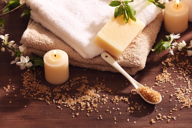 Composición de spa con ramas florecientes en mesa de madera