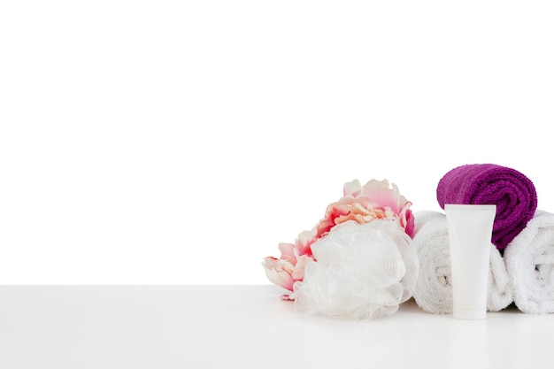 Composición de spa con toallas y flores aisladas en blanco
