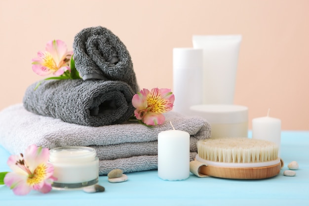 Composición de spa con toallas y productos para el cuidado en la mesa con lugar para texto