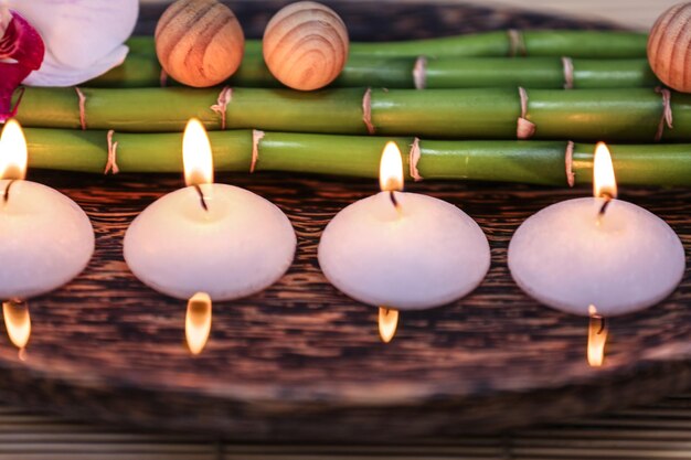 Foto composición de spa con velas en el agua