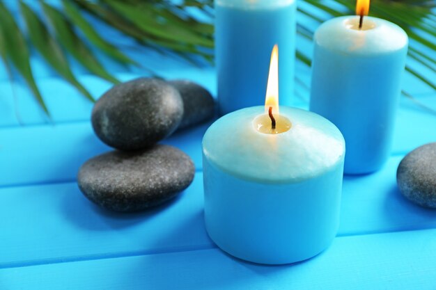 Composición de spa de velas azules, piedras en azul