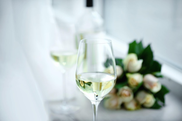 Composición suave de cita romántica con vino y flores.