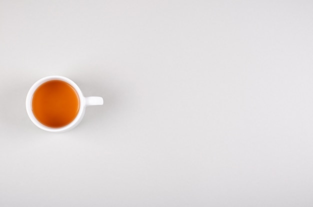 Composición de la taza de té sobre fondo gris. Endecha plana.