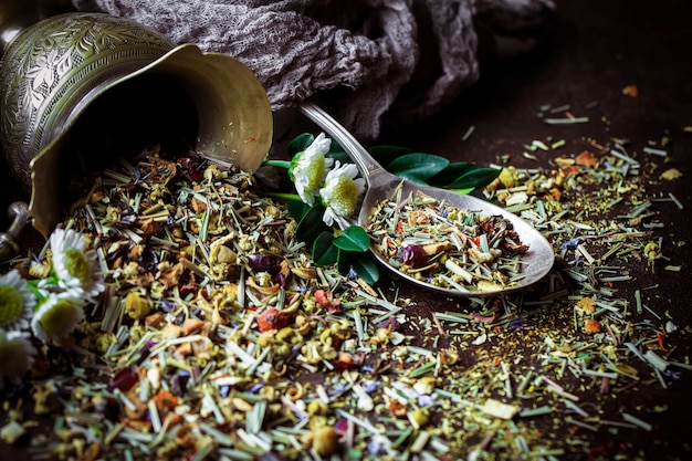 Foto composición de té caliente y especias aromáticas