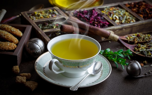 Composición de té caliente y especias aromáticas