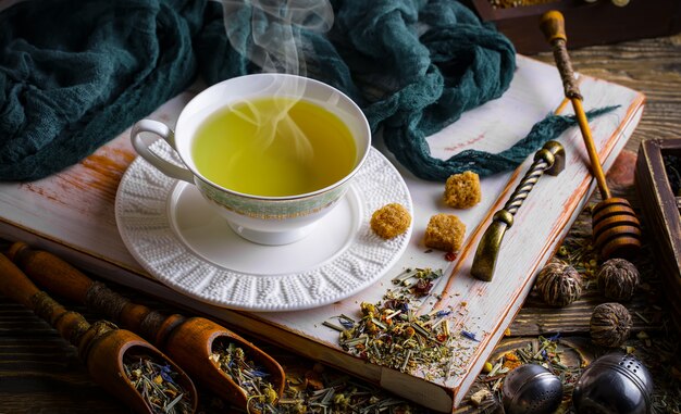 Composición de té caliente y especias aromáticas