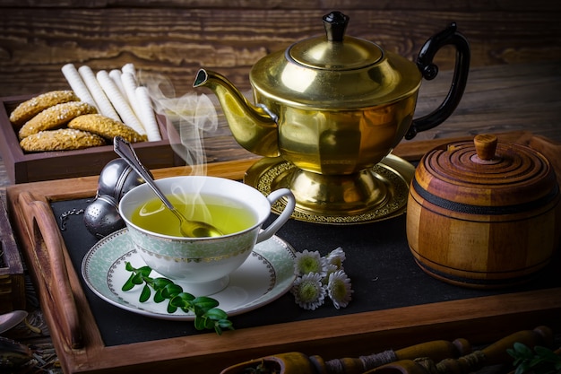 Composición de té caliente y especias aromáticas