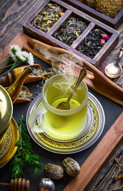 Foto composición de té caliente y especias aromáticas