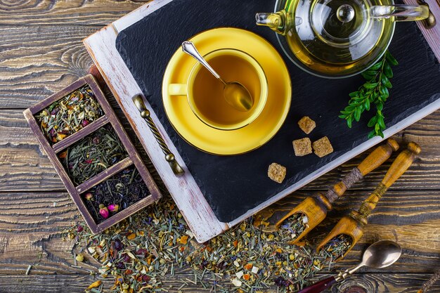 Composición de té caliente y especias aromáticas