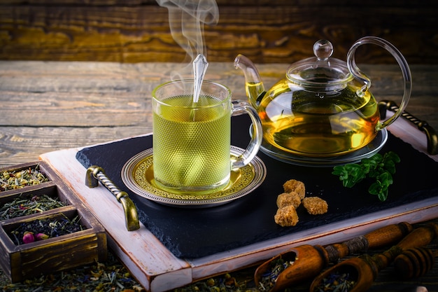 Composición de té caliente y especias aromáticas