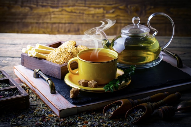 Composición de té caliente y especias aromáticas