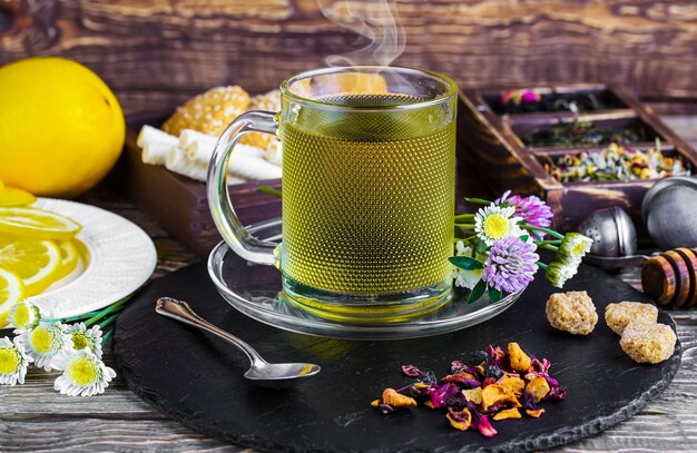 Composición de té caliente y especias aromáticas