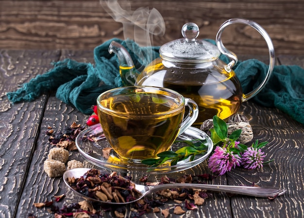 Composición de té caliente y especias aromáticas