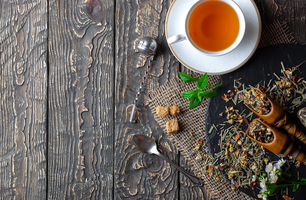 Composición de té caliente y especias aromáticas