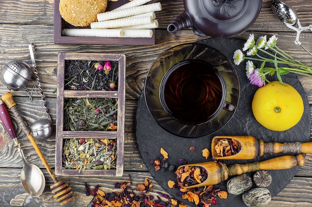 Composición de té caliente y especias aromáticas