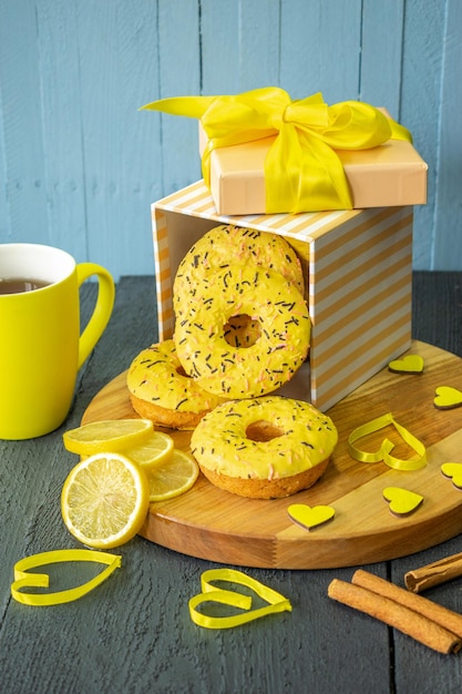 composición de té de desayuno festivo y donuts en un fondo de madera día de san valentín