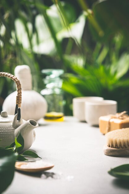 Foto composición de té en hojas tropicales de fondo de cerca