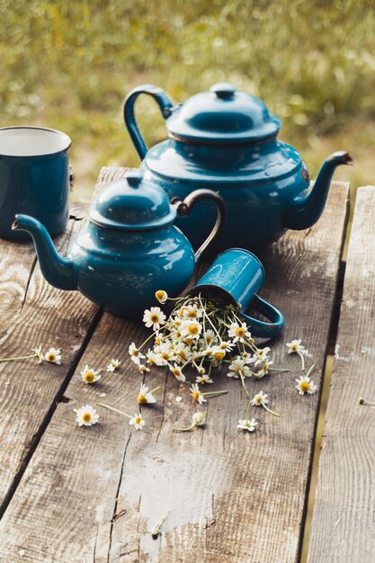 Composición de té con manzanilla en estilo vintage.