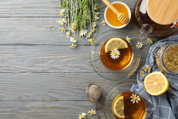 Composición con té de manzanilla sobre fondo de madera gris