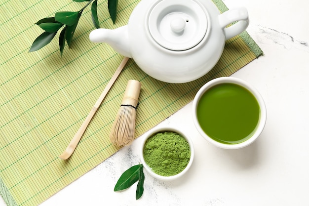 Composición con té matcha sobre fondo claro