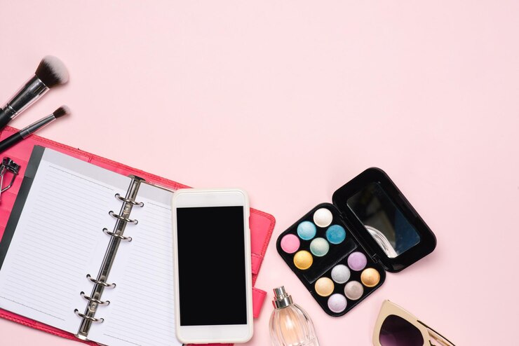 Foto composición con teclado de computadora, cosméticos y flores sobre fondo de color. concepto de blogger de belleza