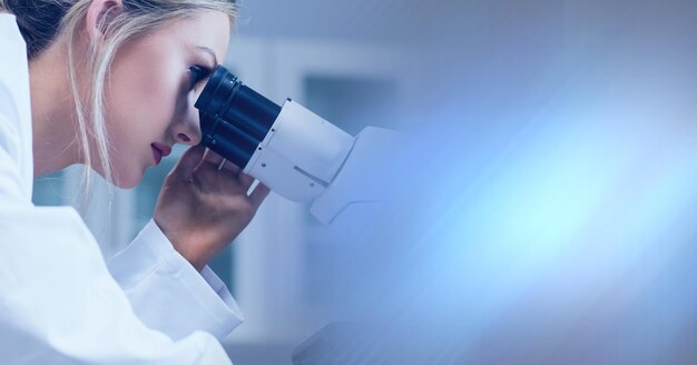 Composición del técnico de laboratorio femenino con microscopio, con espacio de copia azul borrosa a la derecha