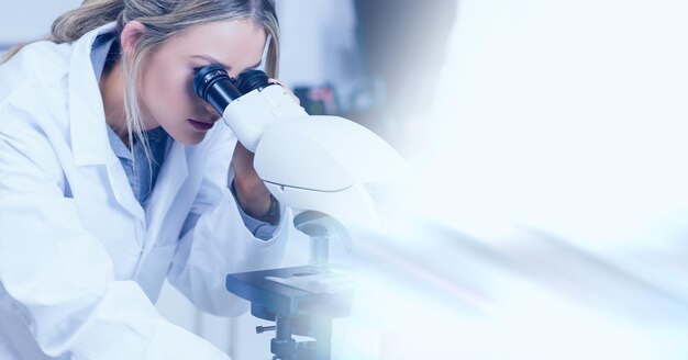 Composición del técnico de laboratorio femenino con microscopio, con espacio de copia borrosa a la derecha