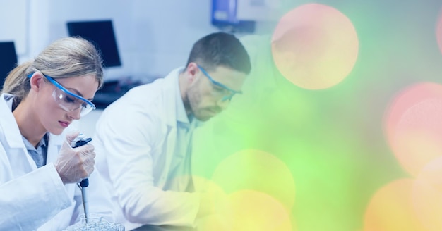 Composición de técnicos de laboratorio masculinos y femeninos en el trabajo, con un colorido espacio de copia de bokeh a la derecha