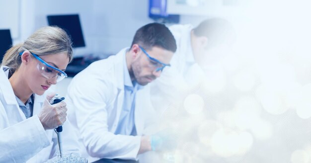 Composición de técnicos de laboratorio masculinos y femeninos en el trabajo, con espacio de copia de bokeh blanco a la derecha