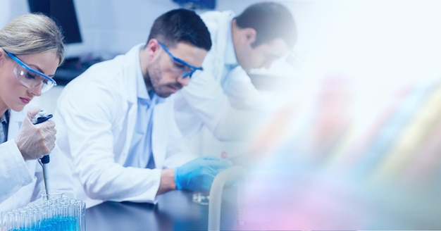 Foto composición de técnicos de laboratorio masculinos y femeninos en el trabajo, con espacio de copia borrosa a la derecha