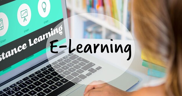 Composición de texto e-learning, sobre colegiala usando laptop en biblioteca