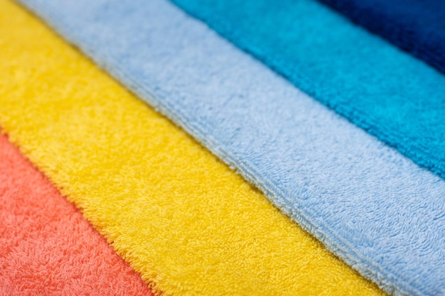 Foto composición de toallas de algodón coloreadas el concepto de suavidad y pureza