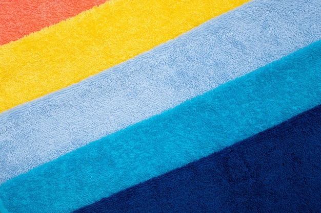 Composición de toallas de algodón de colores el concepto de suavidad y pureza
