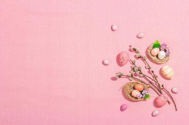 Composición tradicional de Pascua huevos bird39s nidos ramitas de sauce decoración temática Fondo rosa