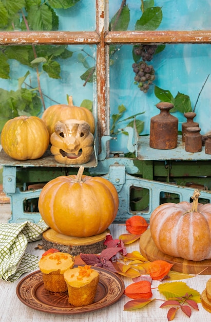 Composición de vacaciones de Halloween calabazas naranjas y pasteles en la mesa