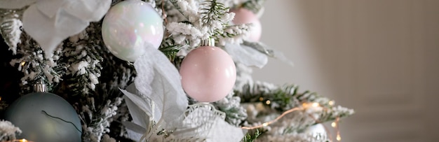 Composición de vacaciones de invierno árbol de navidad ramas de abeto bolas de plata rosa pastel adornos navidad