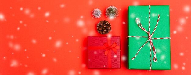 Composición de vacaciones de Navidad de año nuevo Navidad Vista superior caja de regalo verde y roja