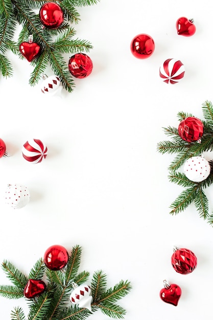 Composición de vacaciones de Navidad año nuevo. Simulacros de marco con espacio de copia en blanco. Ramas de agujas de abeto