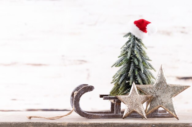 Composición de vacaciones de Navidad sobre fondo de madera. Decoración del árbol de Navidad y copie el espacio para su texto.