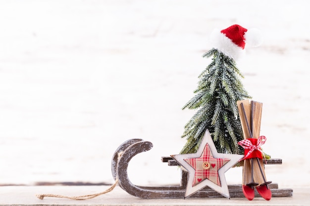 Composición de vacaciones de Navidad sobre fondo de madera. Decoración del árbol de Navidad y copie el espacio para su texto.