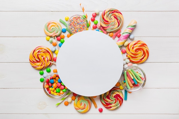 Composición de vacaciones plana Papel en blanco lollipop decoraciones de cumpleaños sobre fondo de color Vista superior espacio de copia para texto