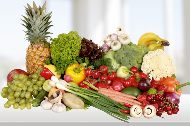 Foto composición con una variedad de frutas y verduras orgánicas crudas