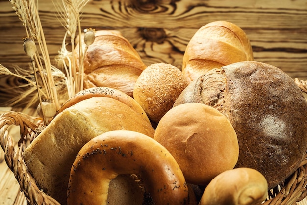 Composición con variedad de productos para hornear y bollos dentro de la canasta Concepto de panadería y abarrotes