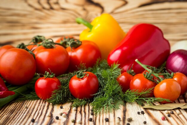 Composición con una variedad de verduras orgánicas crudas como tomates pimientos hierbas cebollas y ajo Dieta de desintoxicación