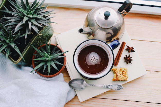 Foto composición con vaso de leche con chocolate en la mesa de madera